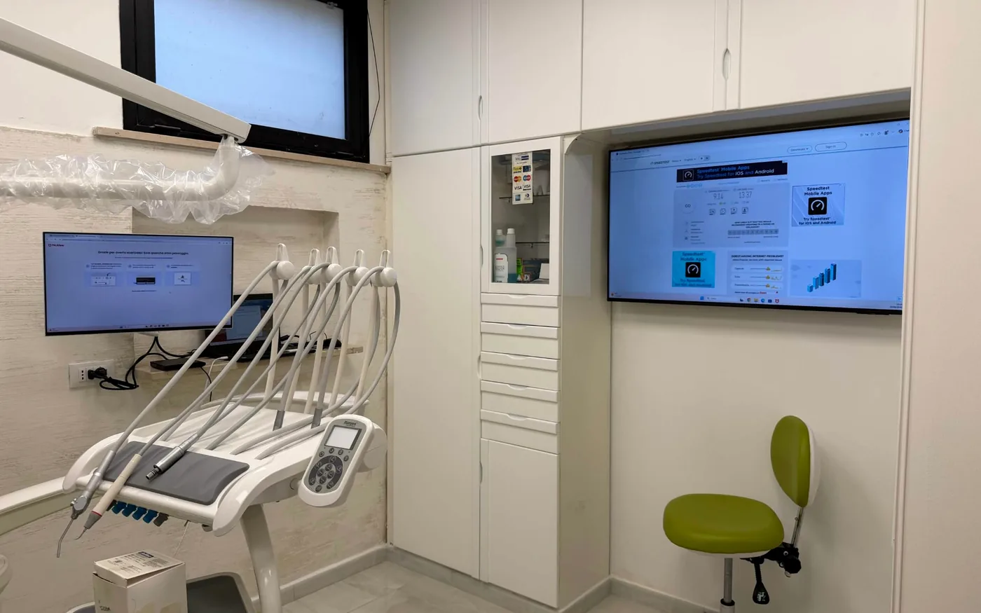 Studio odontoiatrico con monitor e TV integrati da Zone Zero