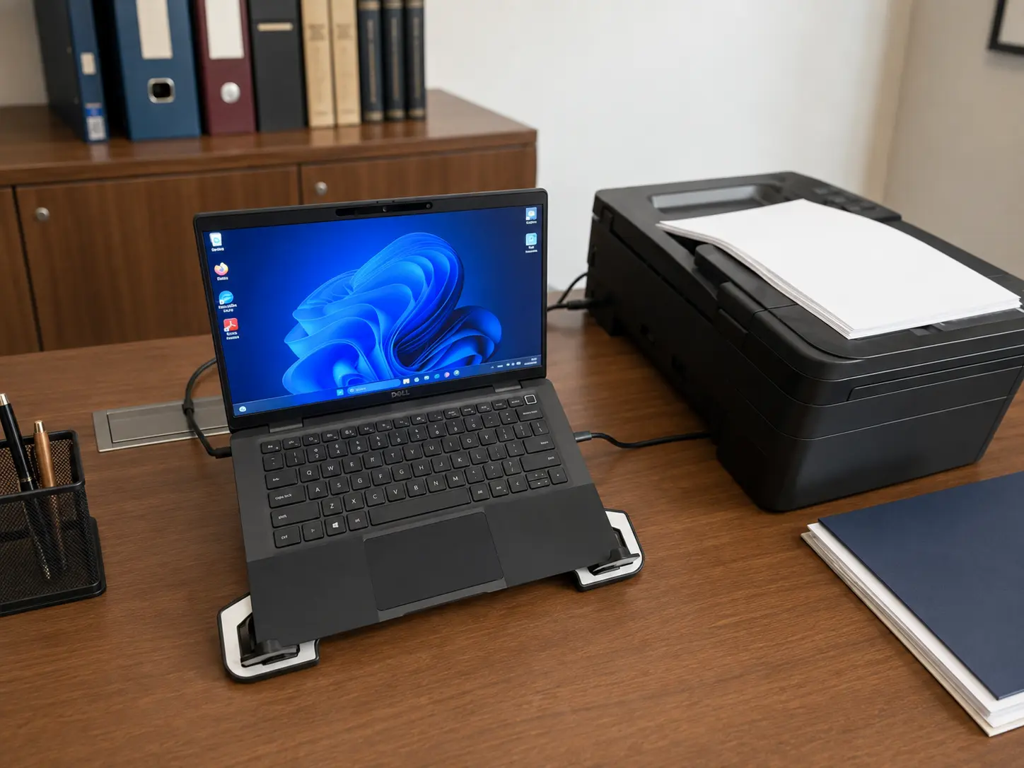Notebook Windows e stampante configurati in uno studio professionale