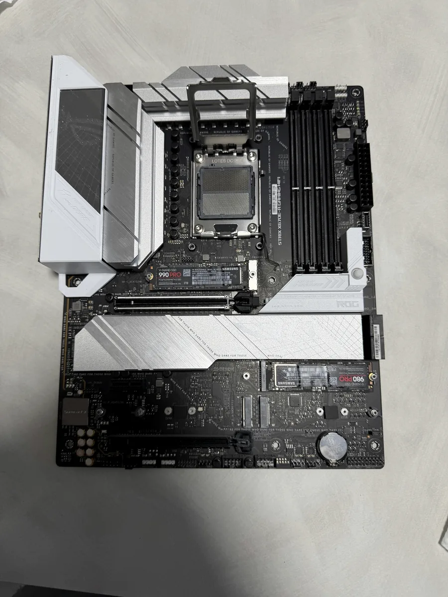 Scheda madre ROG con unità SSD installate