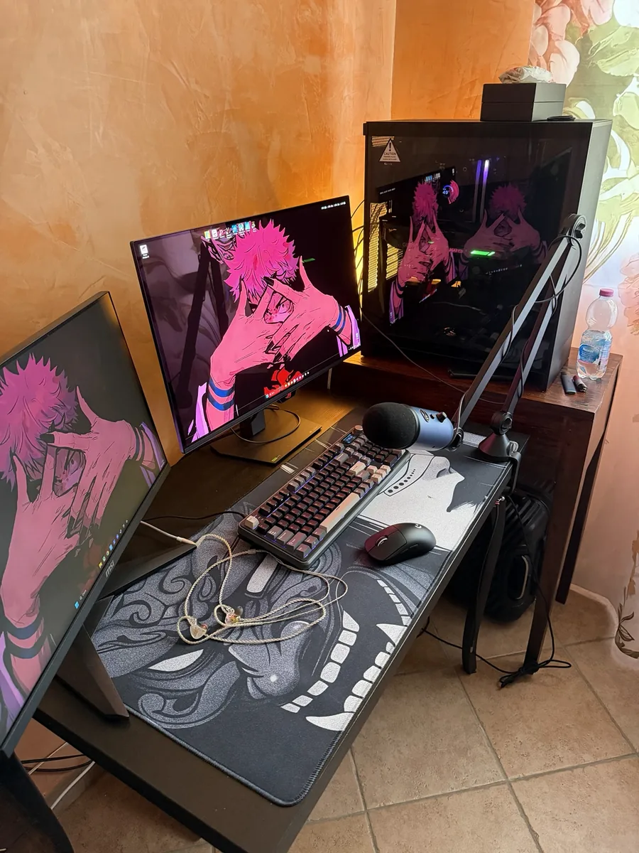 Postazione gaming completa con PC custom e tre monitor