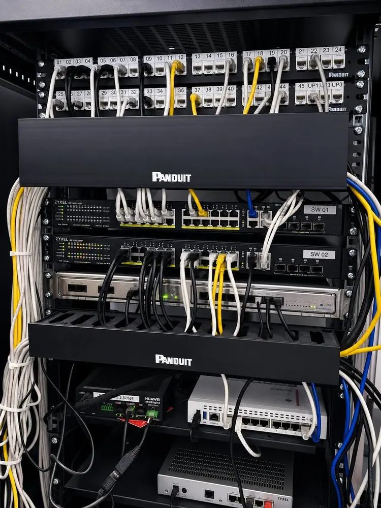 Configurazione rack rete aziendale Zyxel Panduit studio professionale